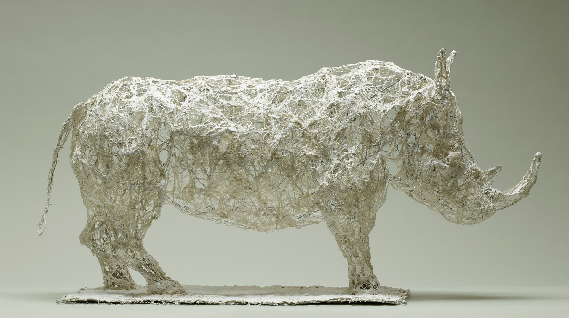 Rhinocéros, 65x18x34, fil de fer, plâtre, filasse, 2016. Nathalie Garidou